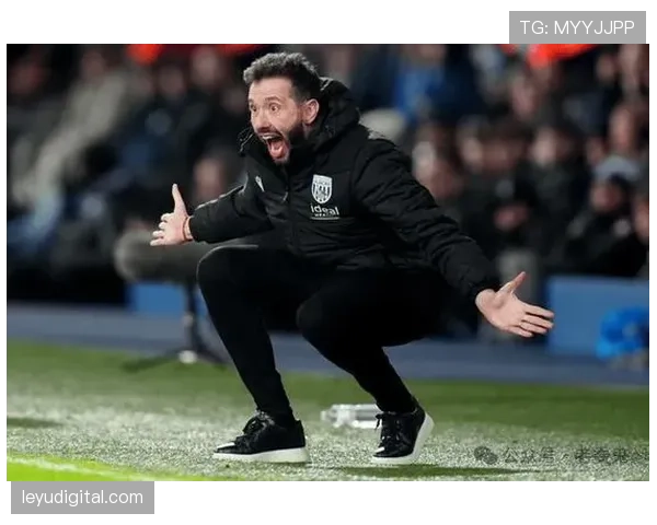 瓦伦西亚主帅巴拉哈出席发布会,否认与更衣室存在矛盾 瓦伦西亚主帅巴拉哈出席发布会,否认与更衣室存在矛盾