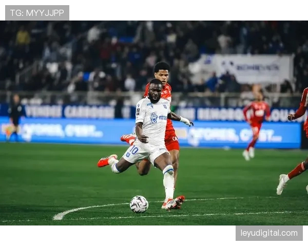 半场战报:布雷斯特1-0暂时领先南特,穆涅点射破门 半场战报:布雷斯特1-0暂时领先南特,穆涅点射破门